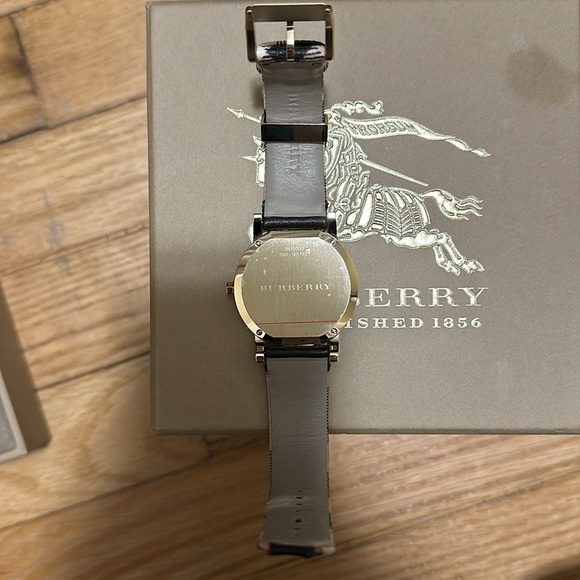 Burberry women’s watch with Burberry print gold - Picture 6 of 6